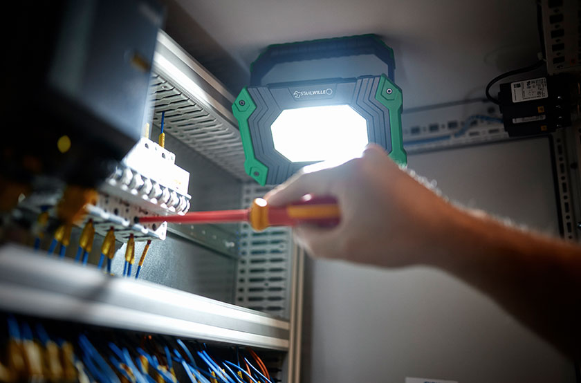 Magnetyczny reflektor w szafie sterowniczej